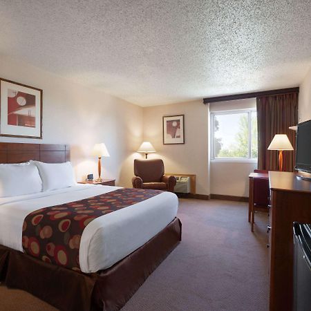 Ramada By Wyndham Bismarck Hotel Екстериор снимка