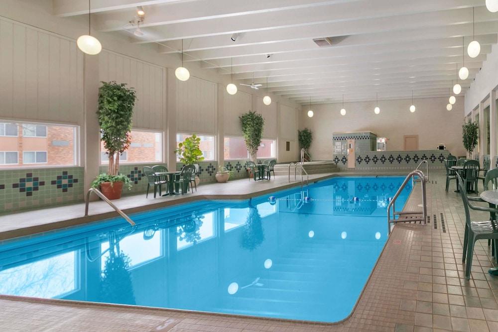 Ramada By Wyndham Bismarck Hotel Екстериор снимка