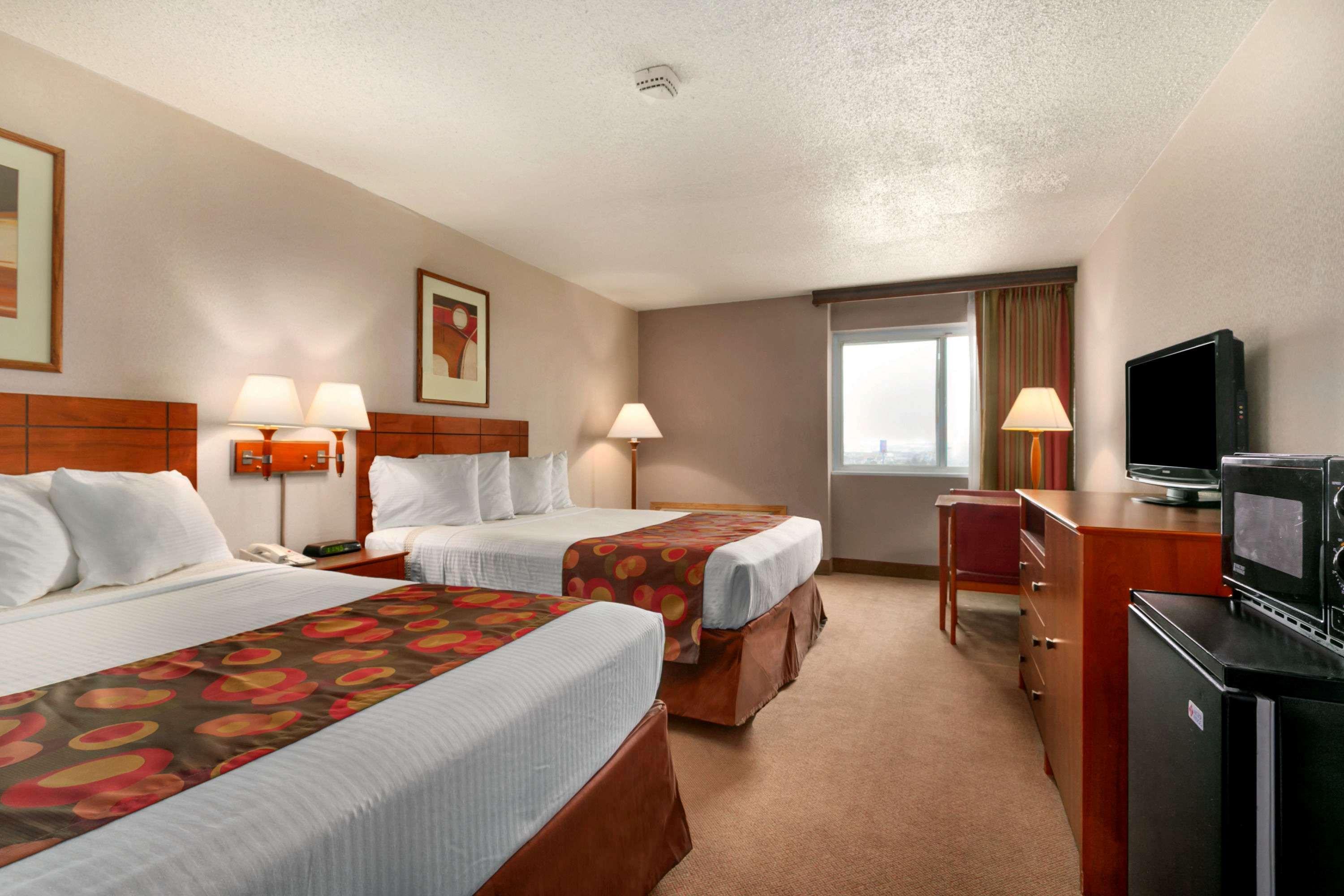 Ramada By Wyndham Bismarck Hotel Екстериор снимка