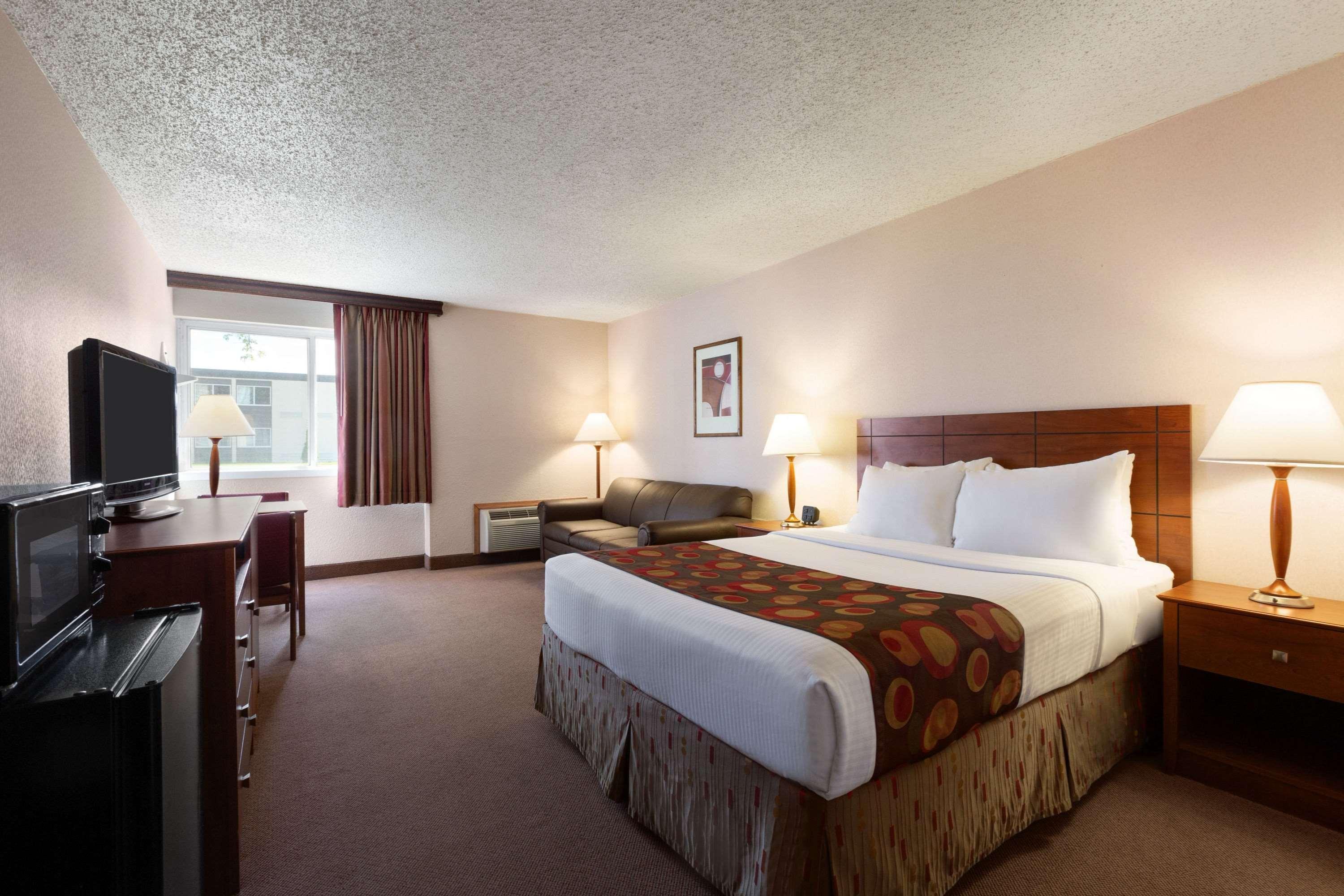 Ramada By Wyndham Bismarck Hotel Екстериор снимка