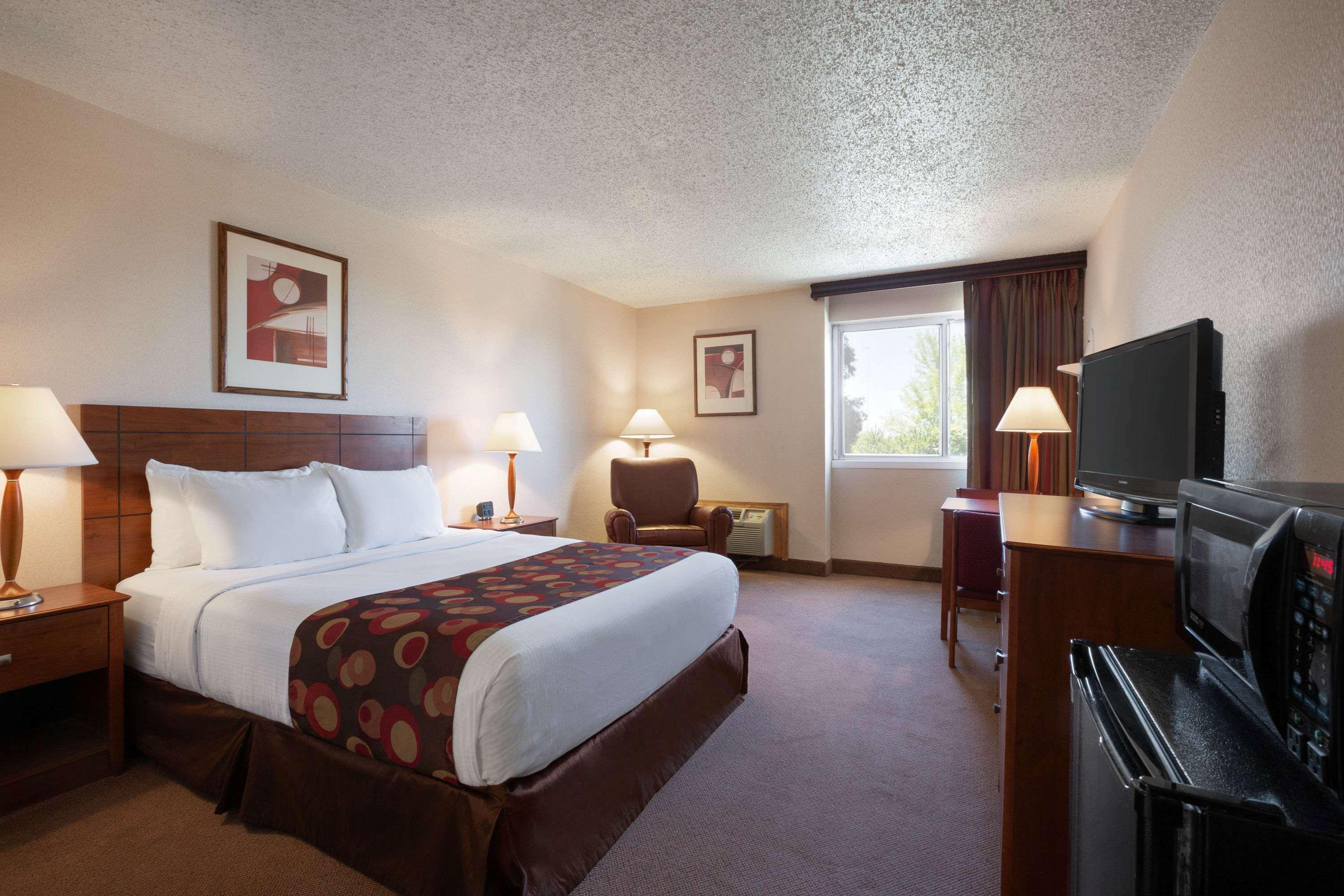 Ramada By Wyndham Bismarck Hotel Екстериор снимка