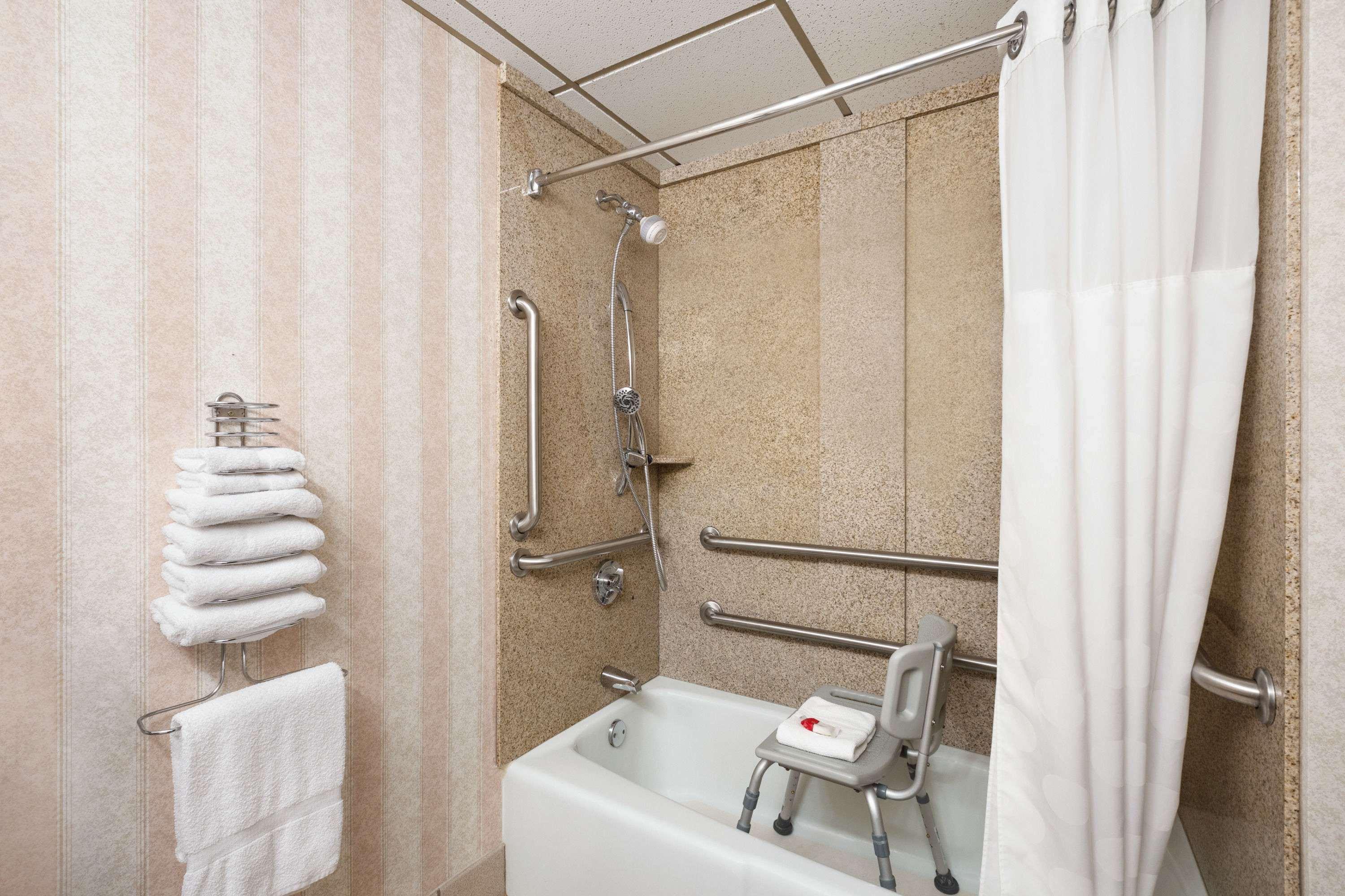 Ramada By Wyndham Bismarck Hotel Екстериор снимка