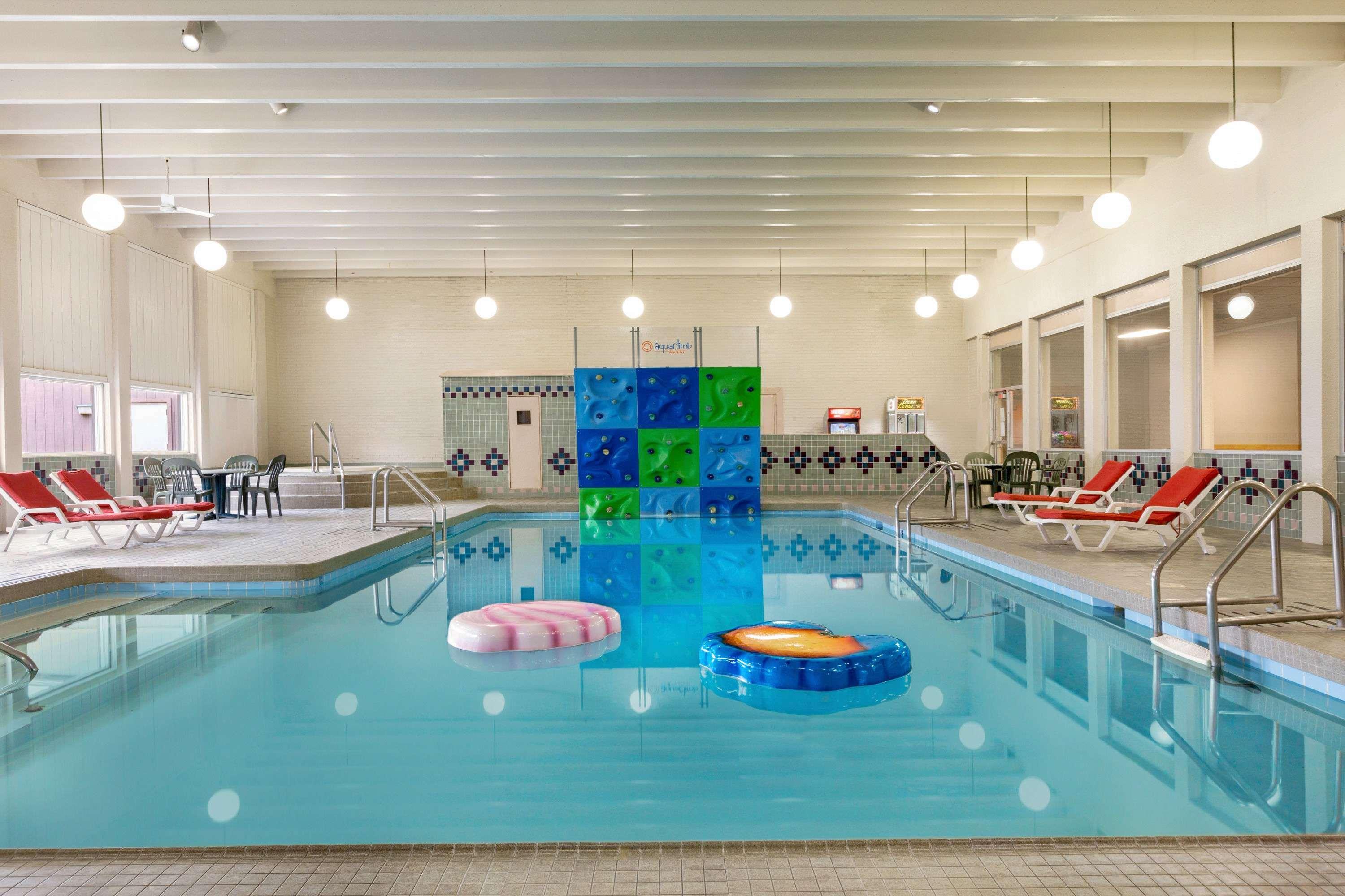 Ramada By Wyndham Bismarck Hotel Екстериор снимка