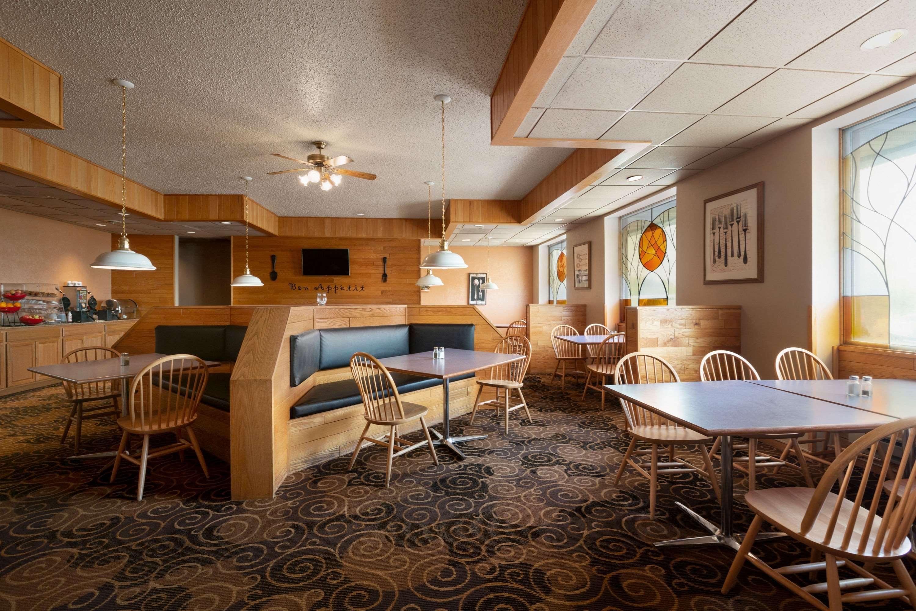 Ramada By Wyndham Bismarck Hotel Екстериор снимка