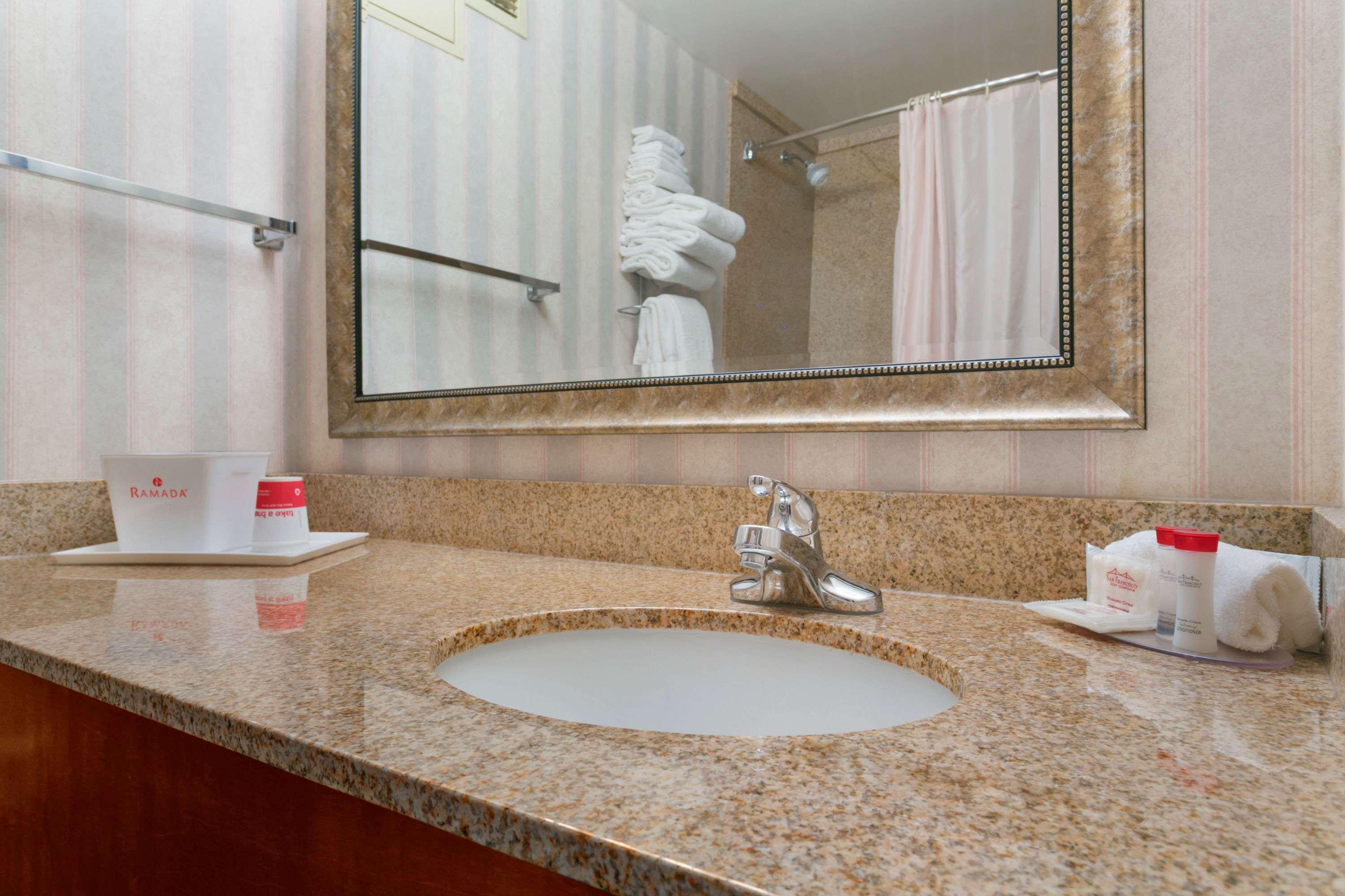 Ramada By Wyndham Bismarck Hotel Екстериор снимка