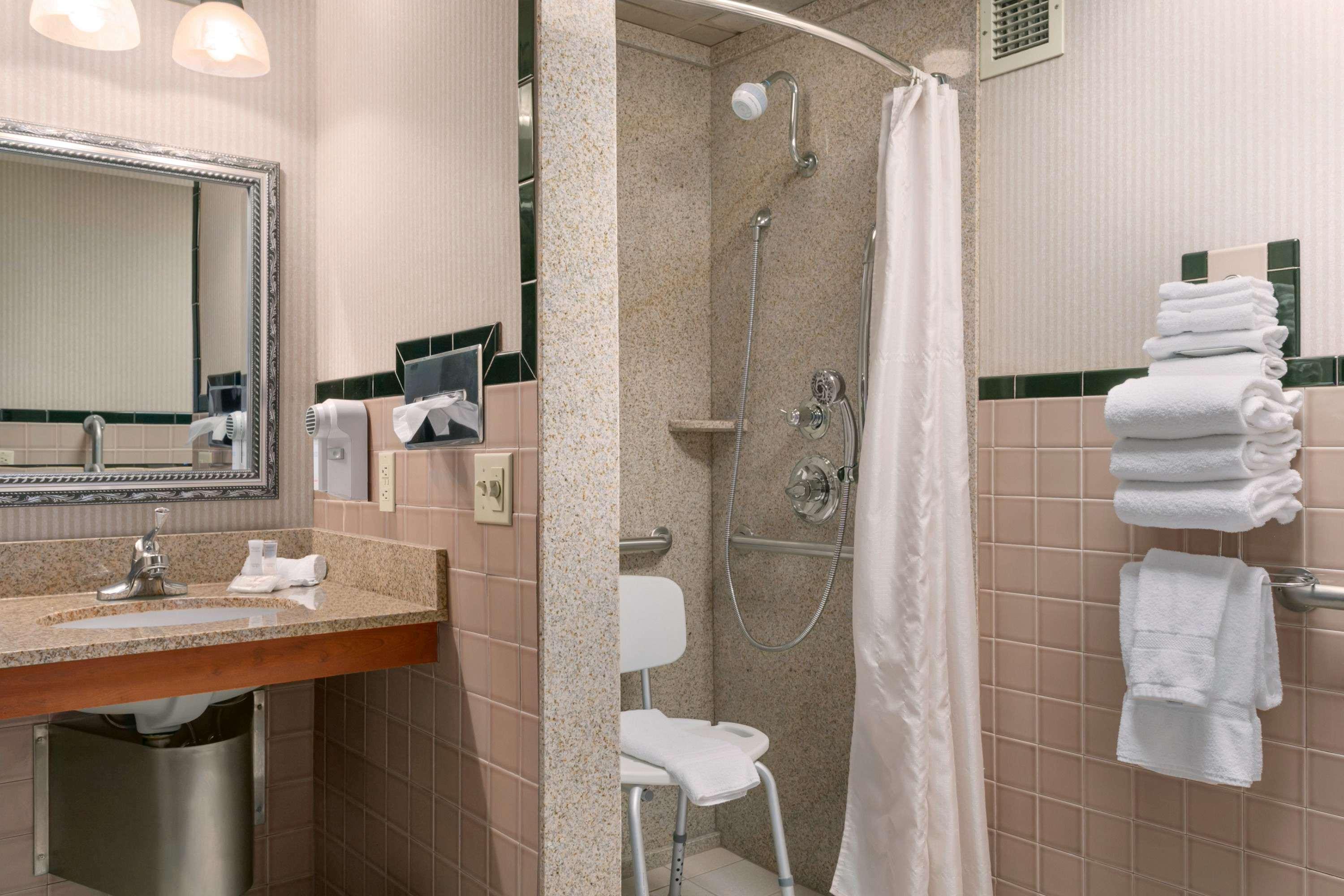 Ramada By Wyndham Bismarck Hotel Екстериор снимка