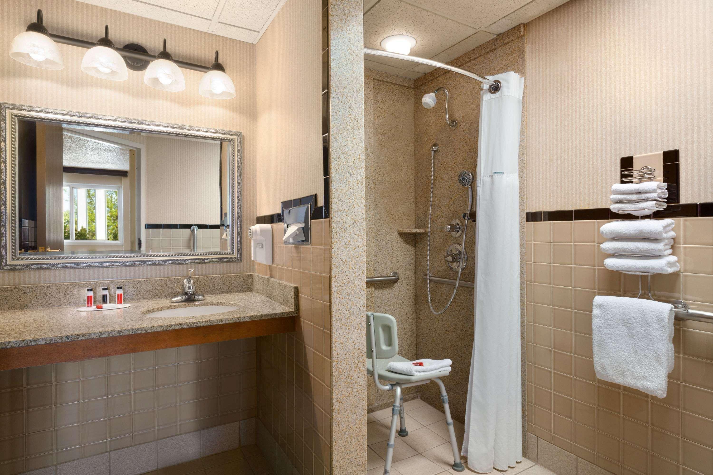 Ramada By Wyndham Bismarck Hotel Екстериор снимка