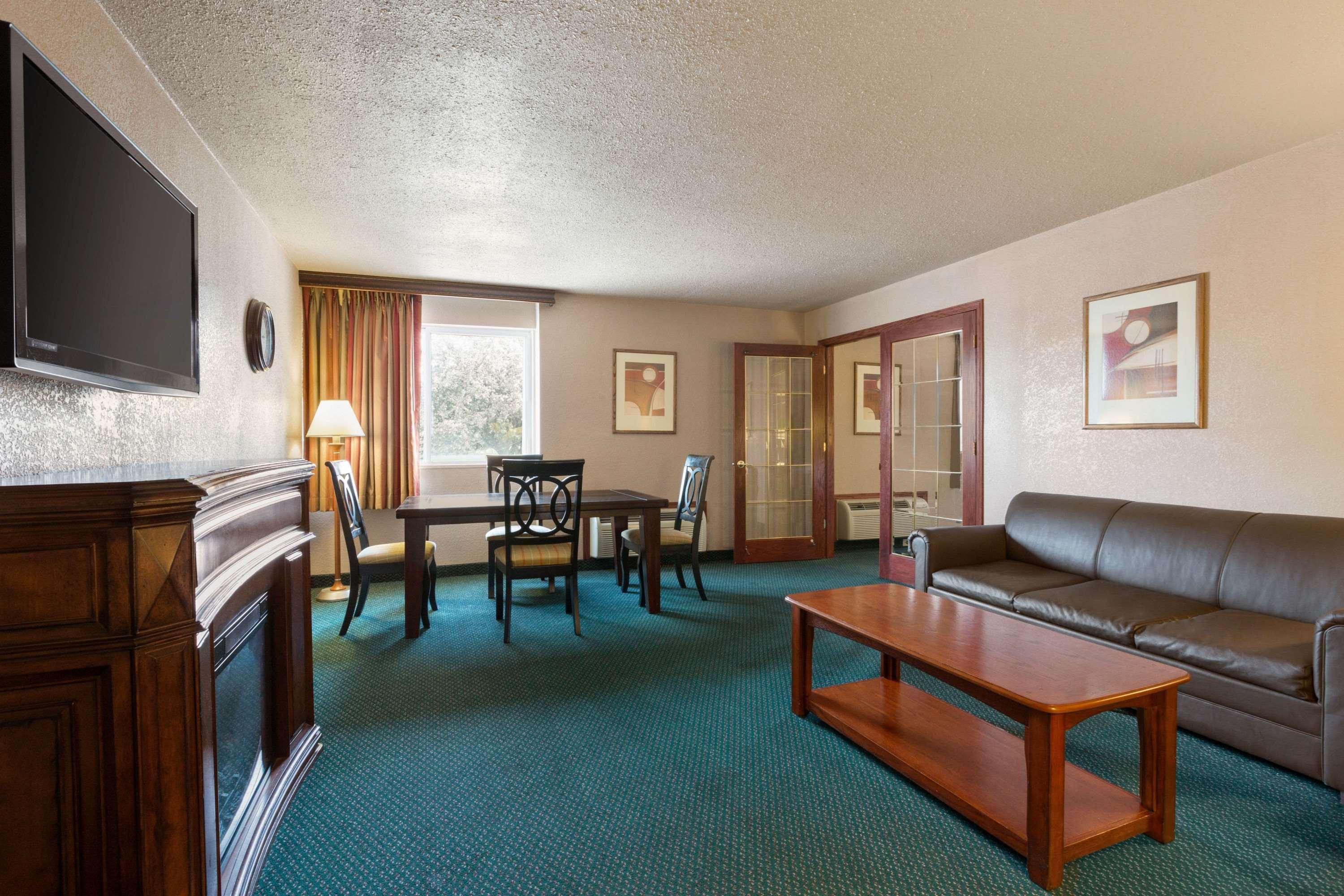 Ramada By Wyndham Bismarck Hotel Екстериор снимка