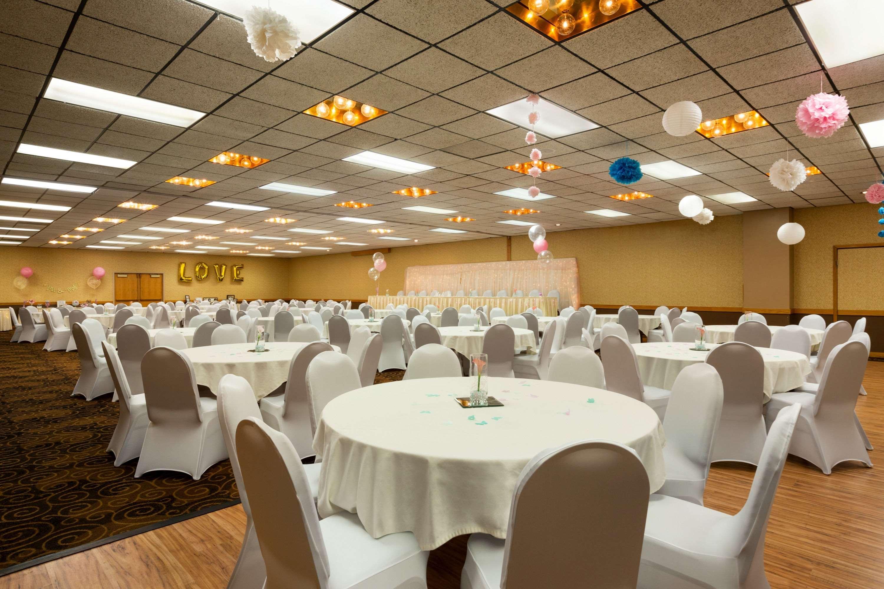 Ramada By Wyndham Bismarck Hotel Екстериор снимка