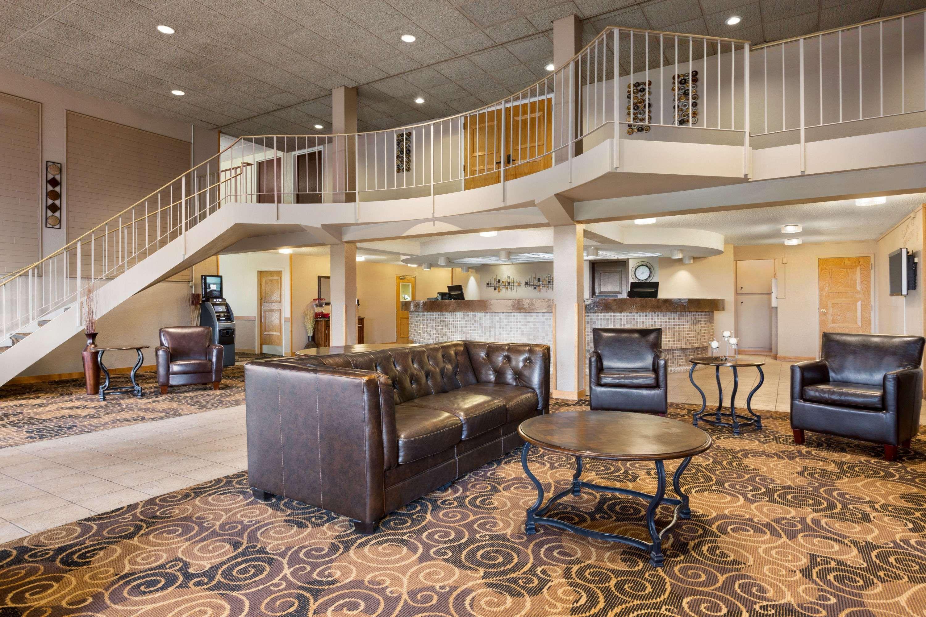 Ramada By Wyndham Bismarck Hotel Екстериор снимка