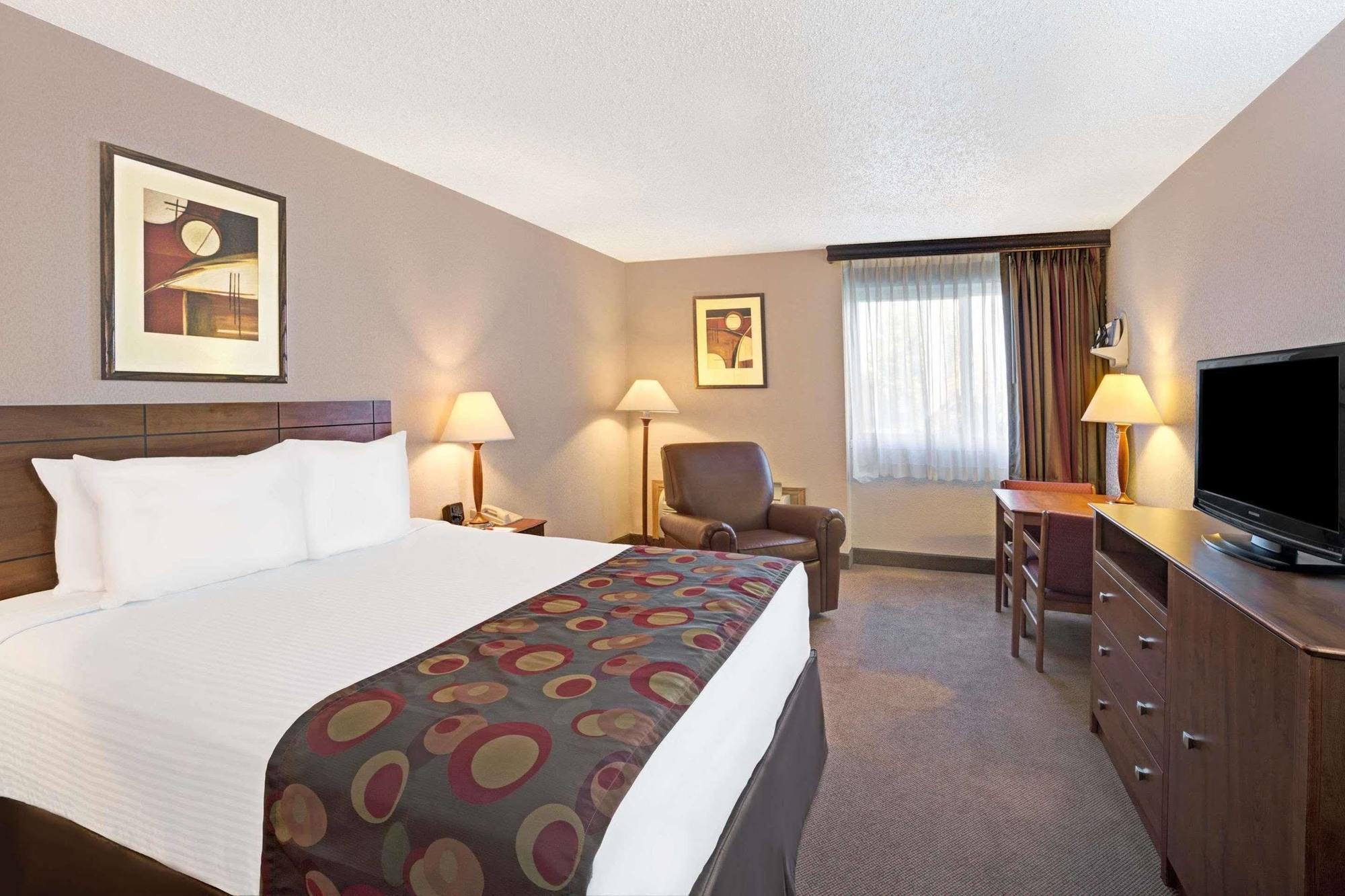 Ramada By Wyndham Bismarck Hotel Екстериор снимка
